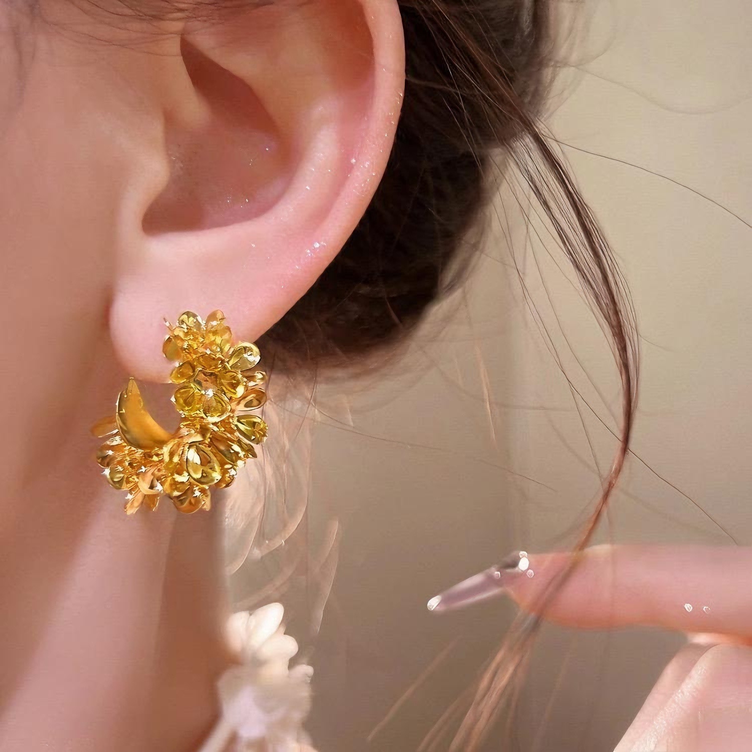 A variety of golden flower C-shaped earrings, a new bestseller for women in 2025, with a high-end feel and retro charm pic 6