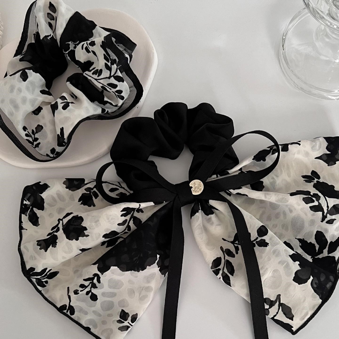A new retro and high-end hair tie with a French elegant flower ribbon bow and a large colon hair band for women. A gentle headwear for women pic 5