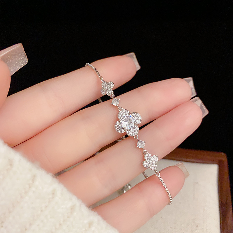 The silver series summer new exquisite and versatile zircon bracelet with a fresh and elegant style is a unique, light luxury and high-end jewelry accessory pic 8