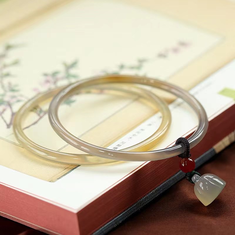 Natural chalcedony jingle bracelet, simple and elegant beauty bracelet for young girls, gold-swallowing beast pendant, fine bracelet manufacturer wholesale pic 18