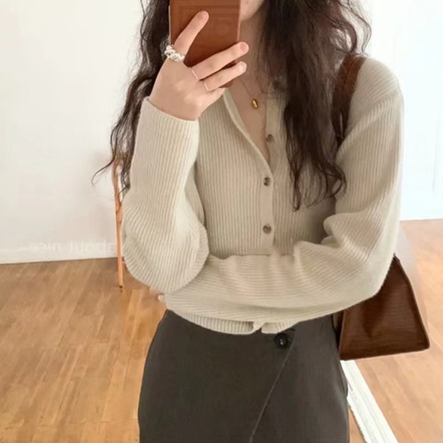 A gentle pink sweater with heart-shaped buttons for women in the spring and autumn of 2022, paired with a loose and sweet knitted cardigan jacket pic 15