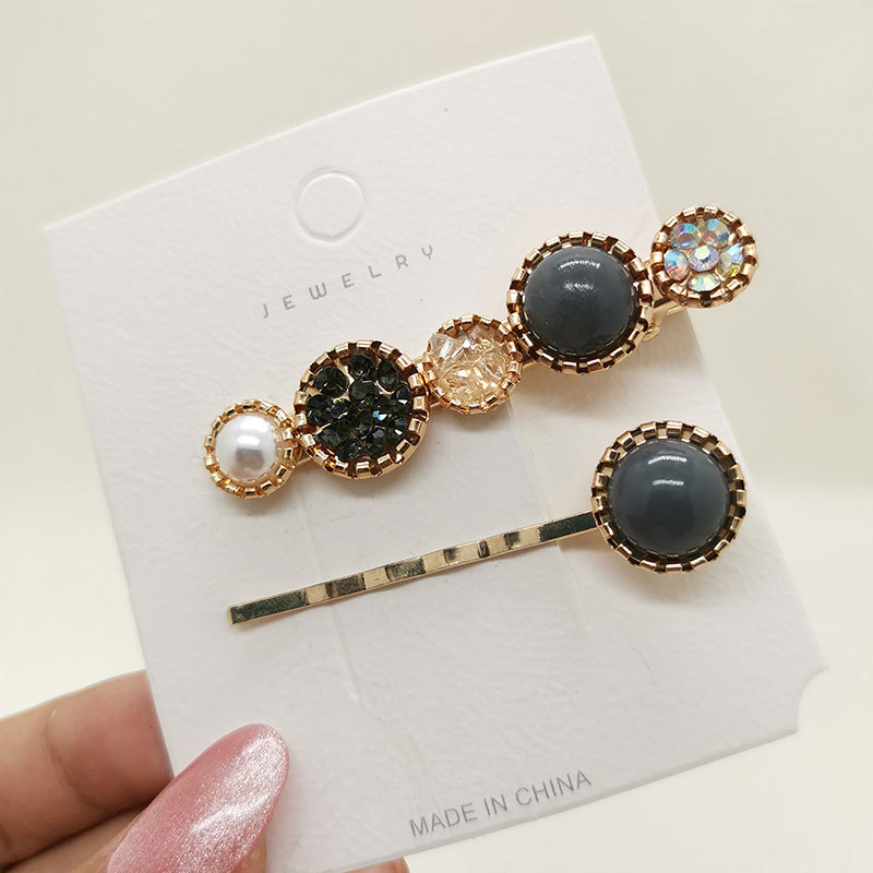 A retro hair clip for a young girl, a one-piece top clip, a simple 2-piece set with water diamonds, side clips, a duckbill clip, a headpiece, and a bangs clip at the back of the head pic 17