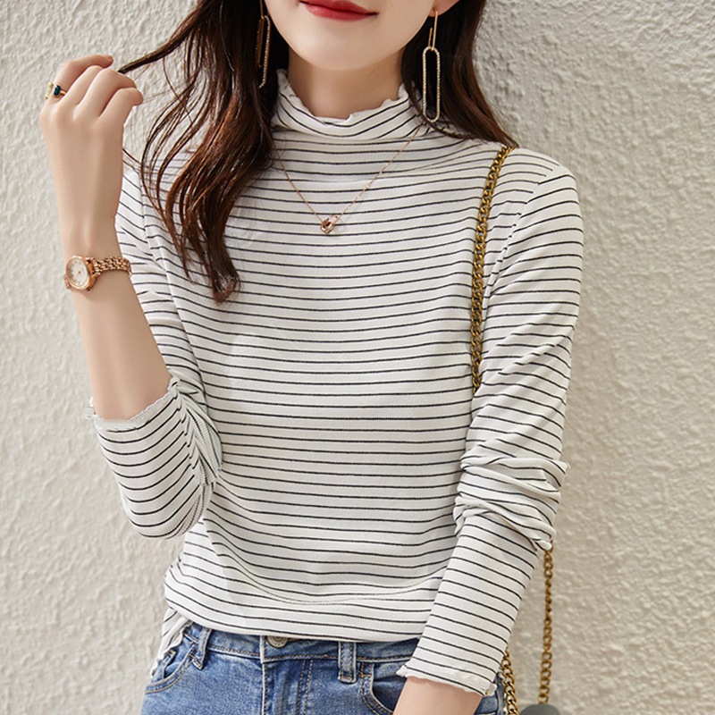 The 2022 autumn and winter new style base shirt for women is a semi-high-neck long-sleeved solid color with black fungus edges, paired with a fitted and warm German velvet top pic 1