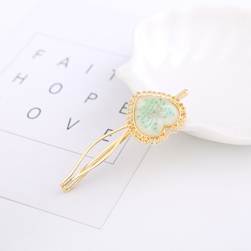 The 2020 Korean version of the new heart-shaped round dried flower hair clip is popular with side clips, straight clips and jelly-colored bangs pic 2