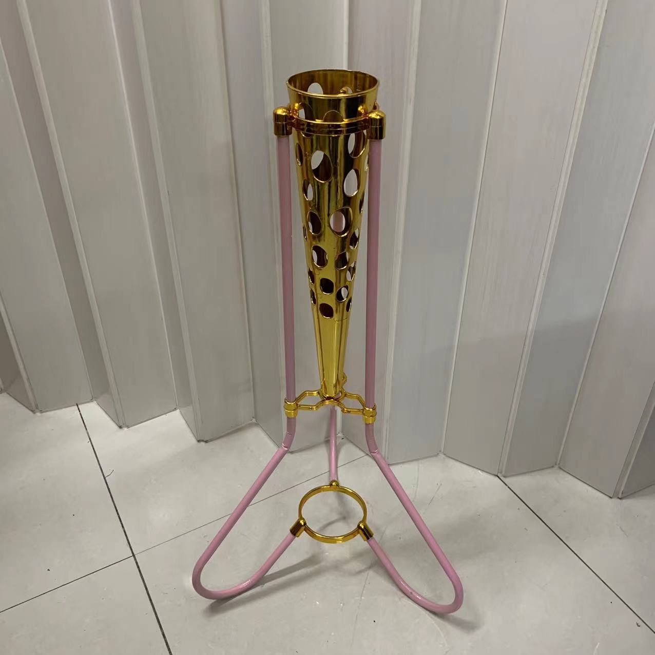 Wedding decoration baskets, welcome baskets, golden baskets, iron baskets, atmosphere setting supplies, corridor baskets, iron stand props pic 25