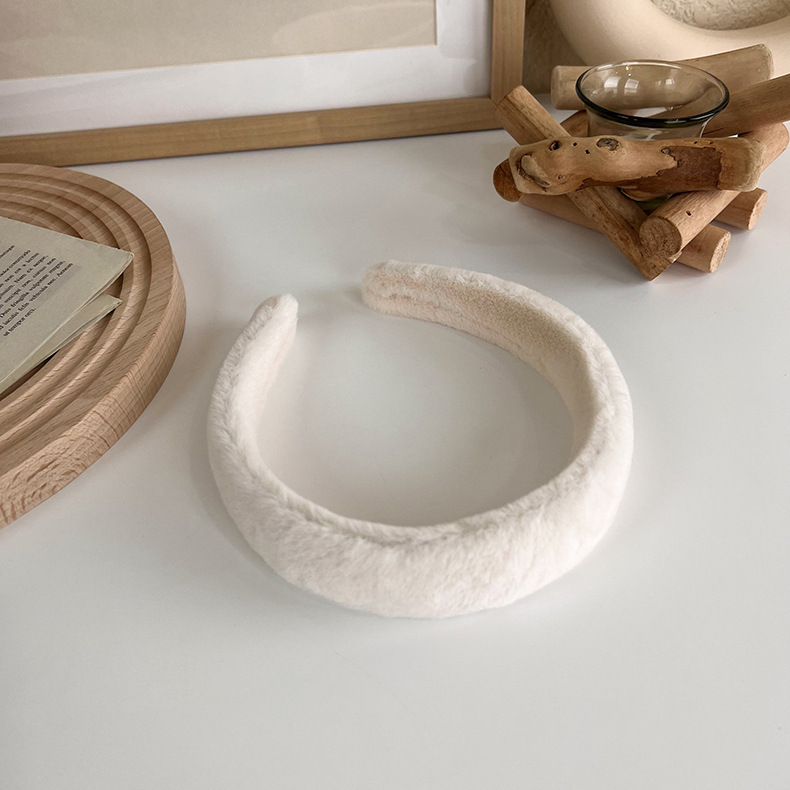The Korean autumn and winter plush texture sponge thickened hair band has a simple and ladylike style. When washing your face, it can press down the hair and create a fluffy hair band for women pic 10