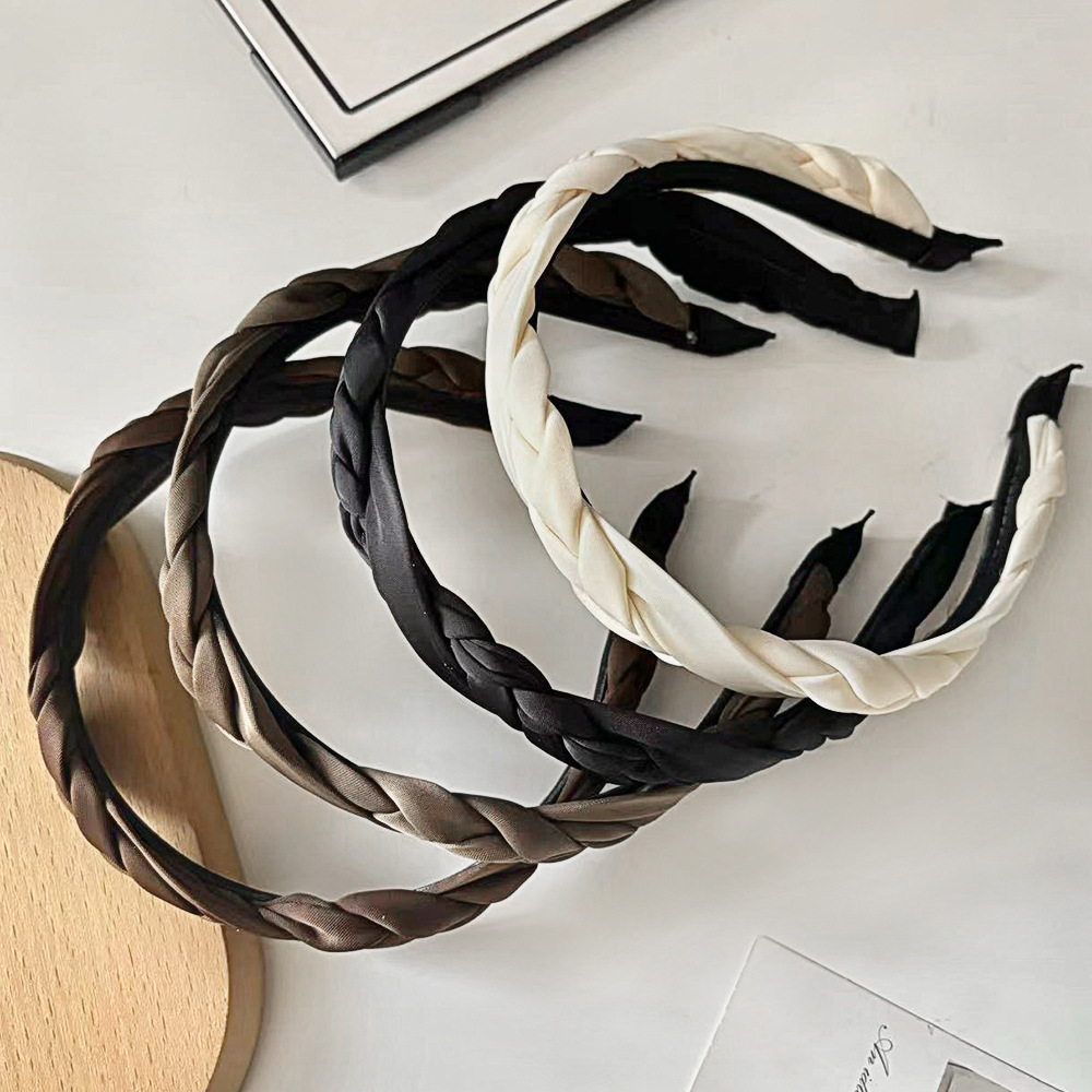 The cold and elegant braided hairband is a simple solid-color headband made of woven fabric for women. It is versatile and anti-slip. The Korean-style hairpin adds a touch of charm to your hair pic 7