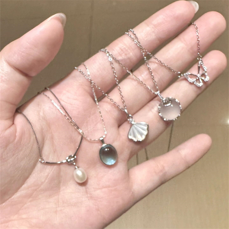 The S925 pure silver aquamarine butterfly necklace features a niche design that is versatile for daily use and does not fade. It is a light luxury collarbone chain pic 8