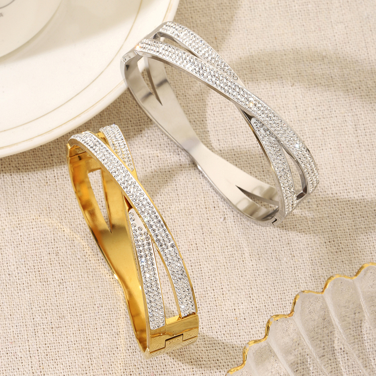 Stainless steel bracelet, a fashionable and niche double-ring buckle bracelet for women, a new 18K gold-plated titanium steel bracelet on Instagram pic 2