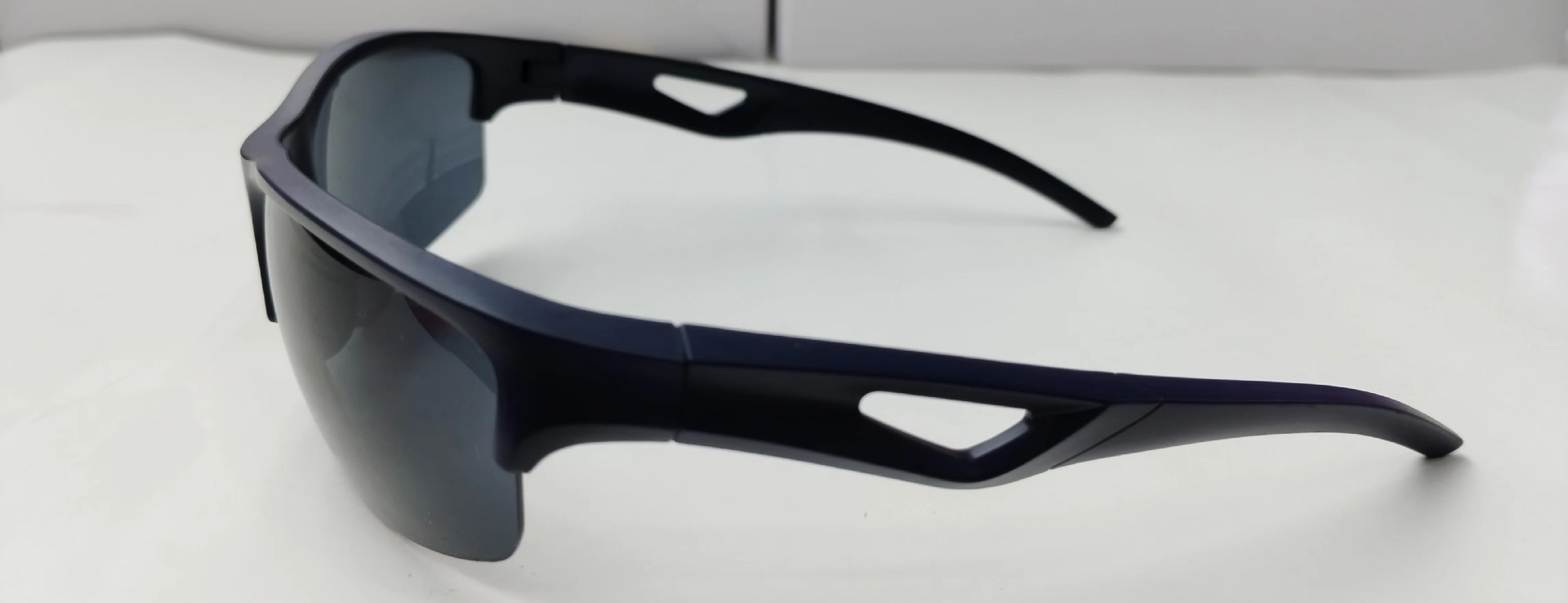 2024新款男士塑料休闲运动太阳镜 时尚轻便地摊墨镜 眼镜厂家直销批发 防紫外线保护眼睛详情9