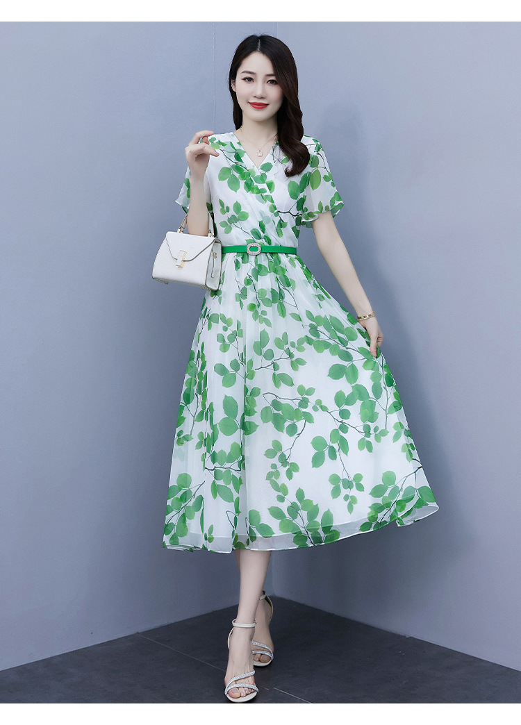 This fresh and elegant chiffon floral dress is a new early autumn style with a tie that cinches the waist and slimming the figure. It is a fashionable and youthful long dress for summer pic 16