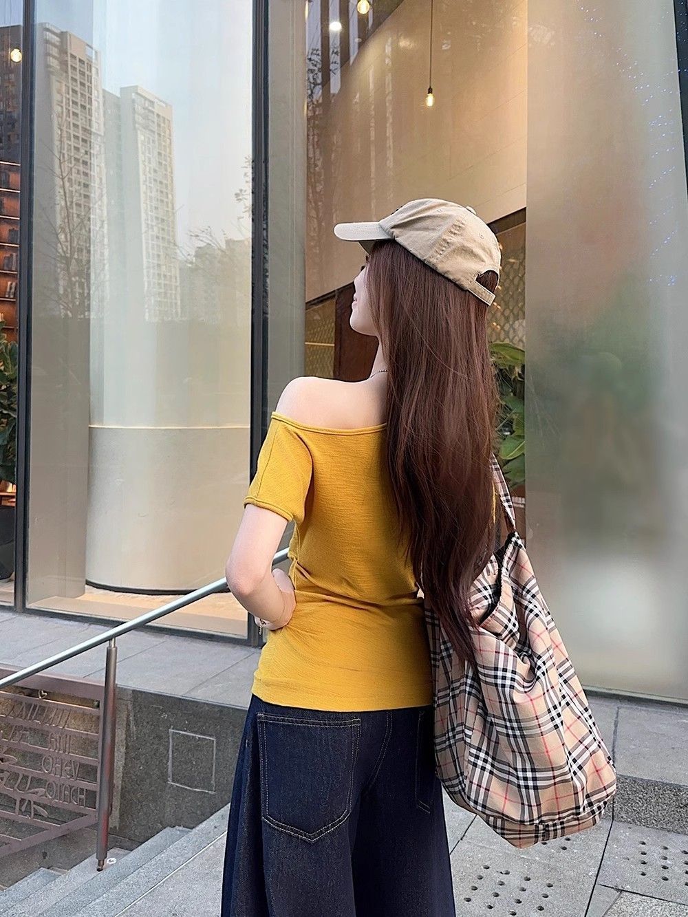 Korean casual design sense, niche and unique off-the-shoulder short-sleeved T-shirt for women, a chic summer waist-cinching and figure-hugging off-the-shoulder top pic 4