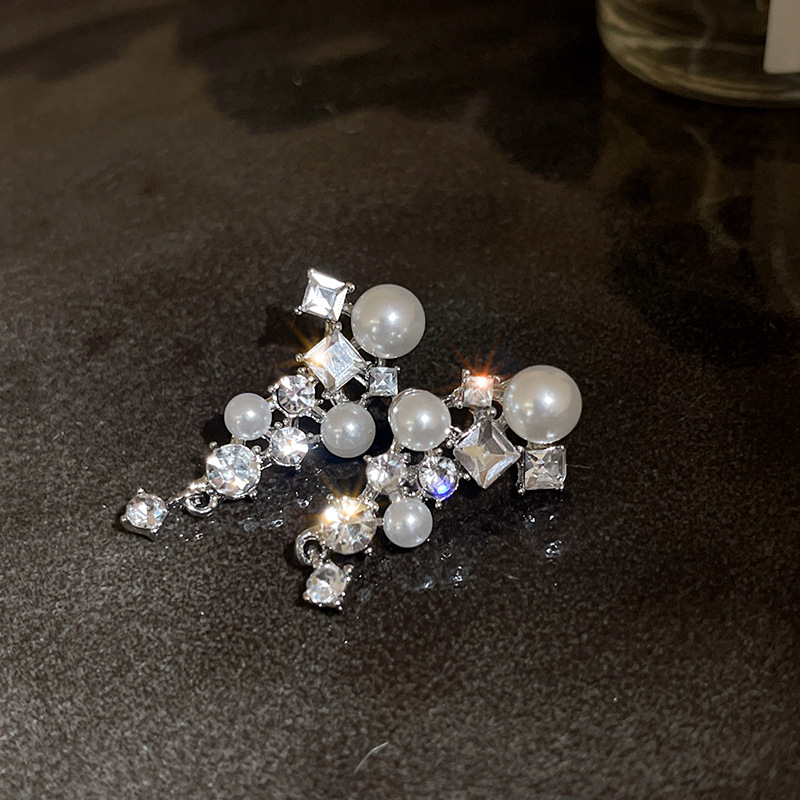 Silver needle diamond-encrusted heart-shaped flower earrings, European and American fashion style, square stud earrings, niche commuting new earrings wholesale pic 17