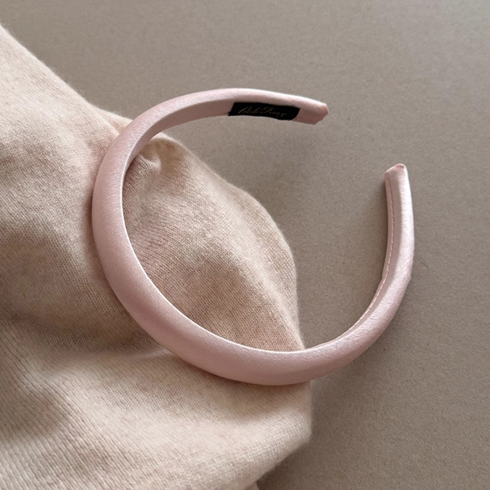 A fresh and simple narrow headband for women 2025, a high-end headband for pressing hair and washing face, a high top of the head accessory pic 6