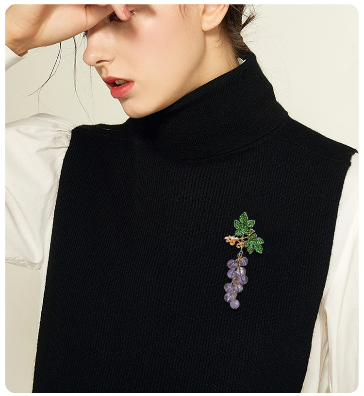 Fashionable and versatile purple grape diamond-encrusted brooch, a niche design with a high-end feel. Fruit and grape string accessory brooch pic 12