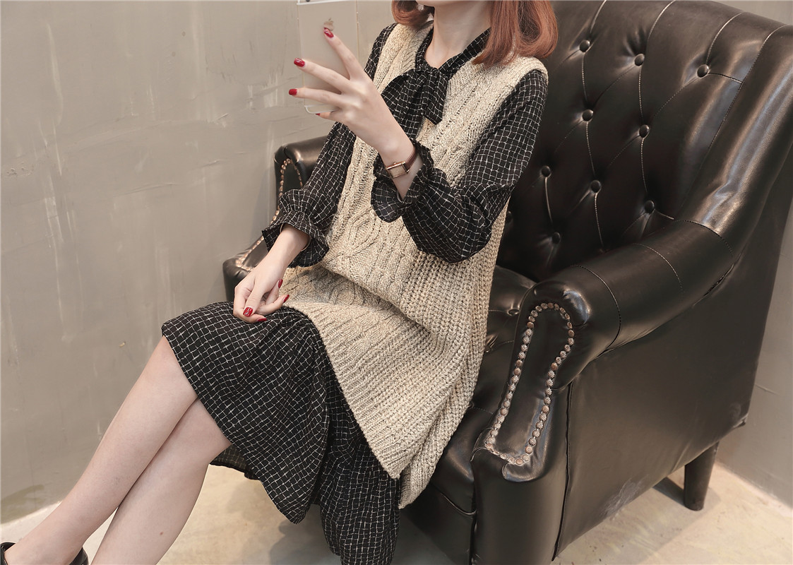 A new and stylish spring outfit for plus-size women, featuring a loose sweater, tank top and skirt that accentuates your figure pic 10