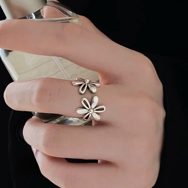 A simple and cold style hollowed-out flower ring for women on Instagram, a unique aged ring with a light luxury and niche design sense, a finger ring pic 5