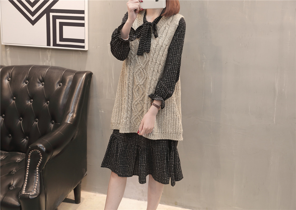 A new and stylish spring outfit for plus-size women, featuring a loose sweater, tank top and skirt that accentuates your figure pic 6