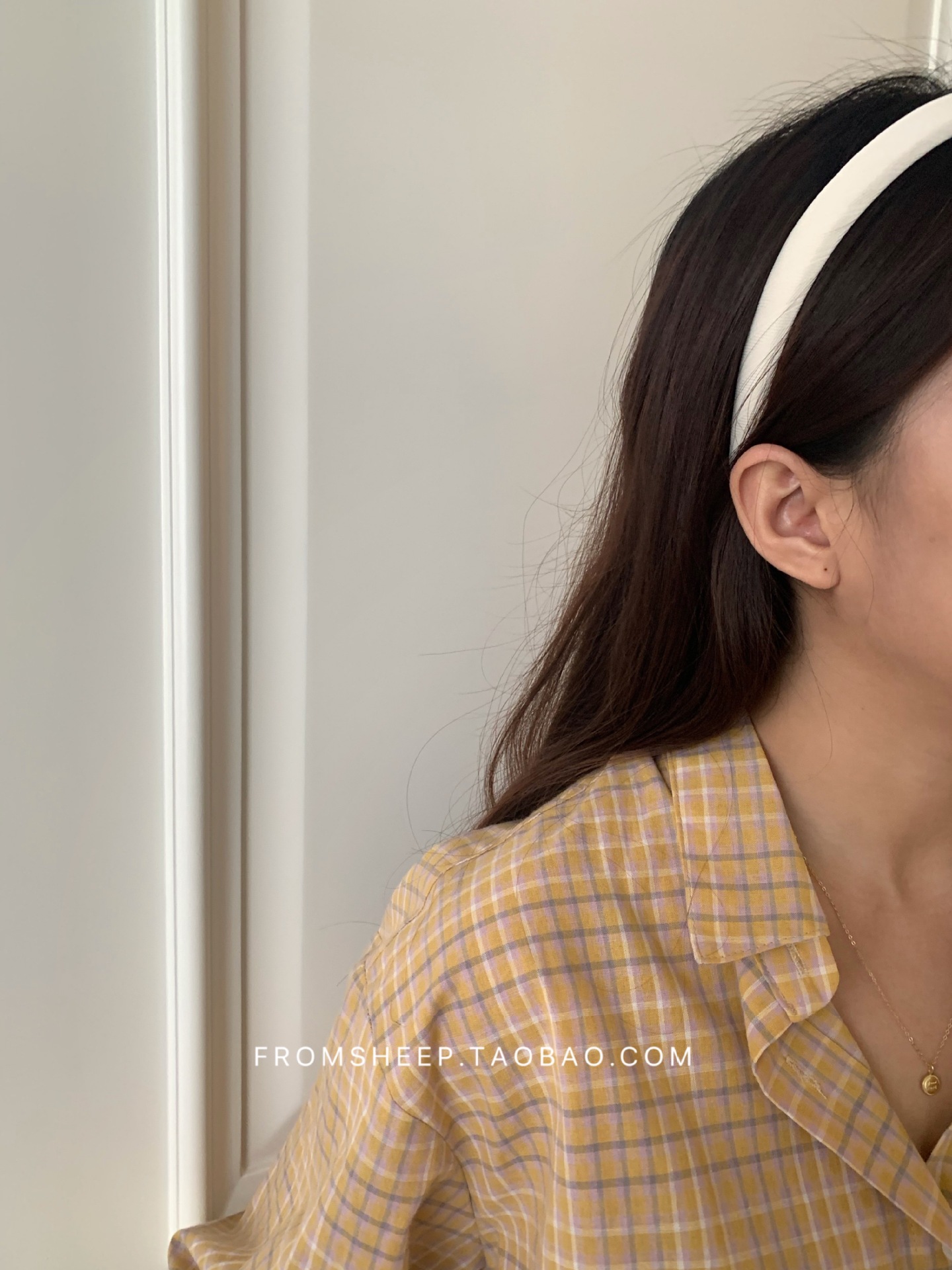Korean-style hairbands for women in 2025 are trendy and versatile for going out. The headband is simple and elegant, and the hairpin is a popular online hair accessory with wide edges and a sweet look pic 23