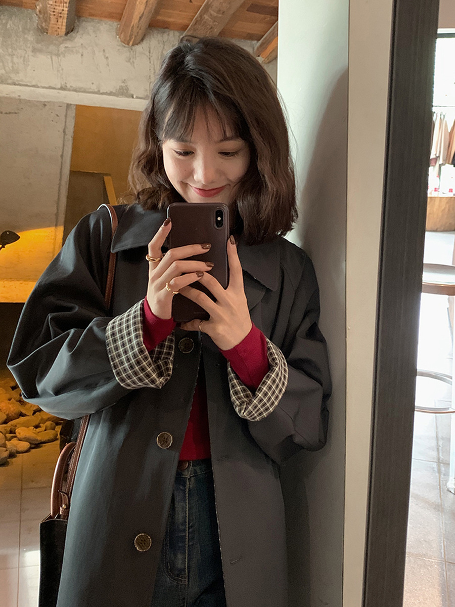 A new mid-length, petite Korean checkered chic windbreaker for women in the spring and autumn of 2022 pic 6