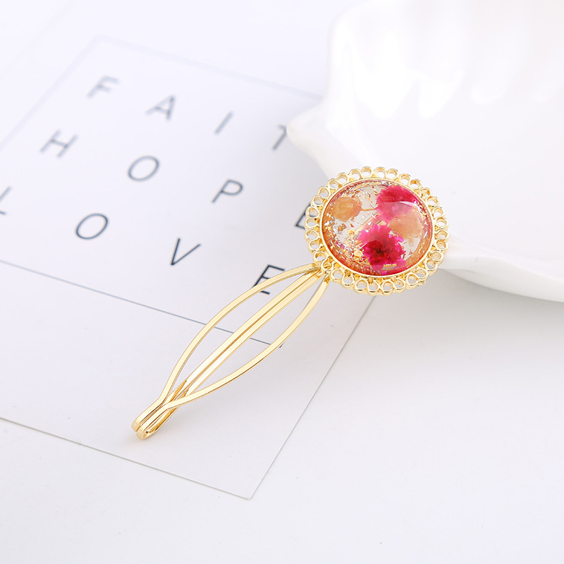 The 2020 Korean version of the new heart-shaped round dried flower hair clip is popular with side clips, straight clips and jelly-colored bangs pic 5