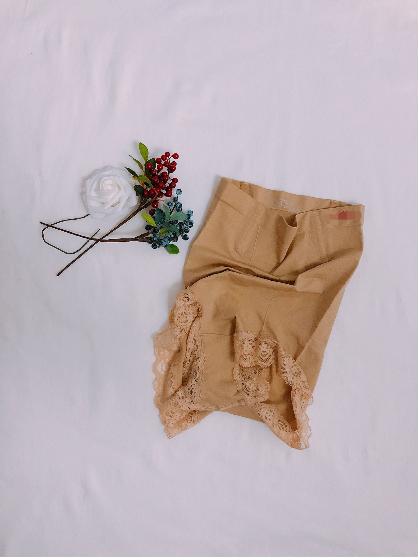 He and she are petite and slender, with a tall waist and a tapered abdomen. They are wearing lace magnetic therapy underwear that warms the uterus, protects the waist, lifts the buttocks, and shapes the body pic 2