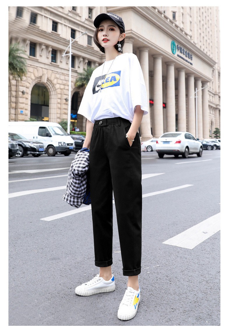 For the 2021 autumn and winter season, wearing black velvet pencil pants with leggings over them makes women look slimmer. Elastic skinny pants for women in larger sizes pic 32