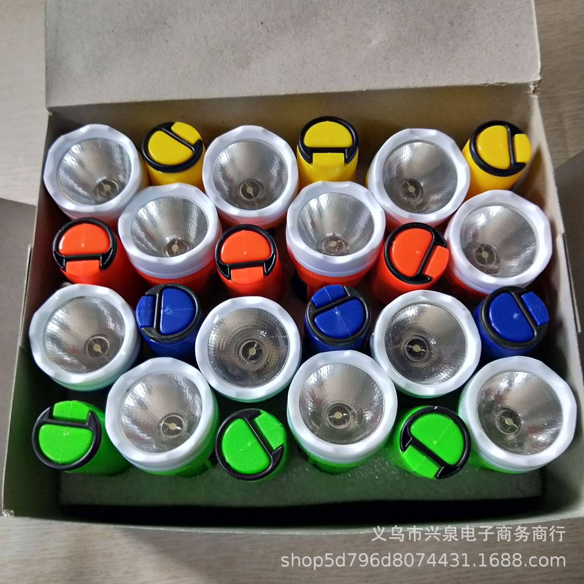 One-yuan and two-yuan hand lights, night lights, flashlights, portable large flashlights, one-yuan and two-yuan supply pic 5