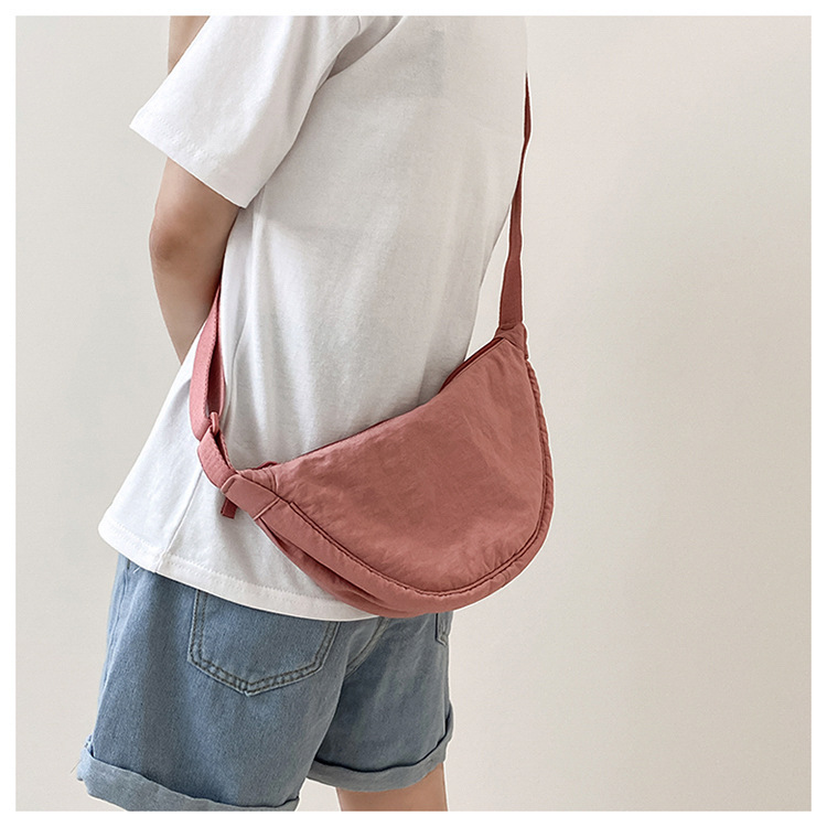 斜挎包女新款单肩包学生女包休闲包运动小包夏季帆布包日系饺子包详情13