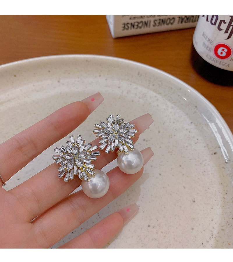 925 Silver Needle Sparkling Diamond Snowflake Pearl Earrings, a light luxury and niche design, high-end stud earrings, a retro and elegant ear accessory pic 15