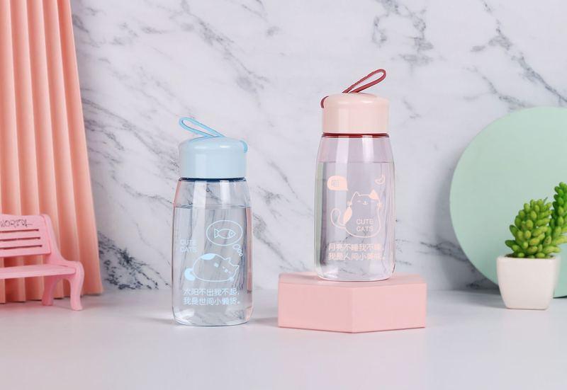 Binking nuevo venta directa de fábrica transparente de dibujos animados de color con la mano taza de plástico deporte simple para hombres y mujeres estudiantes copa espacio pic 4