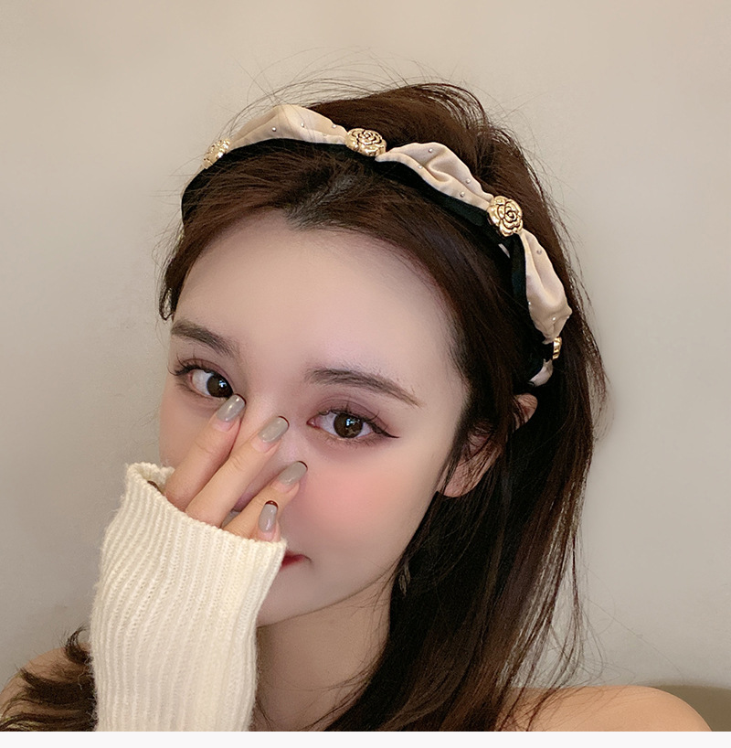 New retro three-dimensional camellia forest-style hair band for women, French Hepburn style, super fairy-like water diamond headband, little Chanel style hair clip pic 4