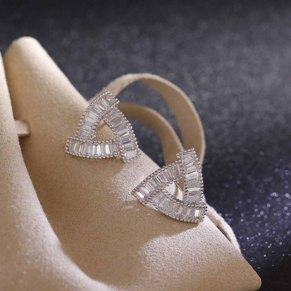 Hyacinth Super Flash Zircon hollowed-out triangular stud earrings are a light luxury and niche design for women, exuding a sense of sophistication and sophistication for commuting. They are exquisite and versatile earrings pic 5