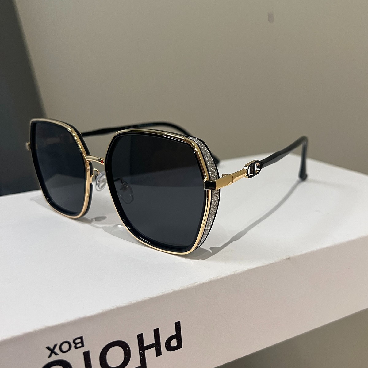 新款2024墨镜女高级感显脸小防紫外线太阳镜潮流亮边开车遮阳眼镜详情9