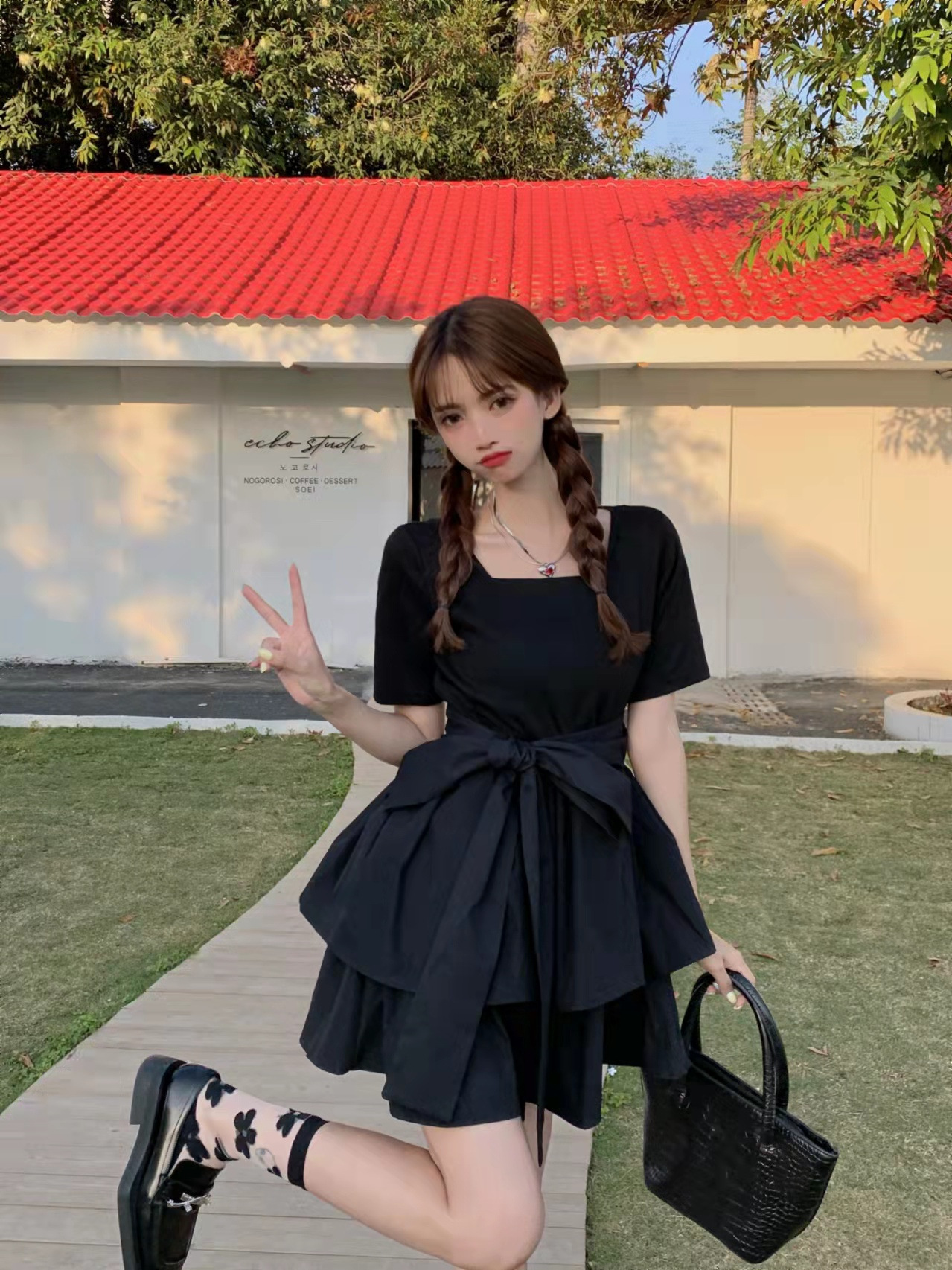 The new summer dress features a French Herben style with a slimming and elegant appearance. It is a trendy short-sleeved pleated dress with a bow tie and a cinched waist pic 10