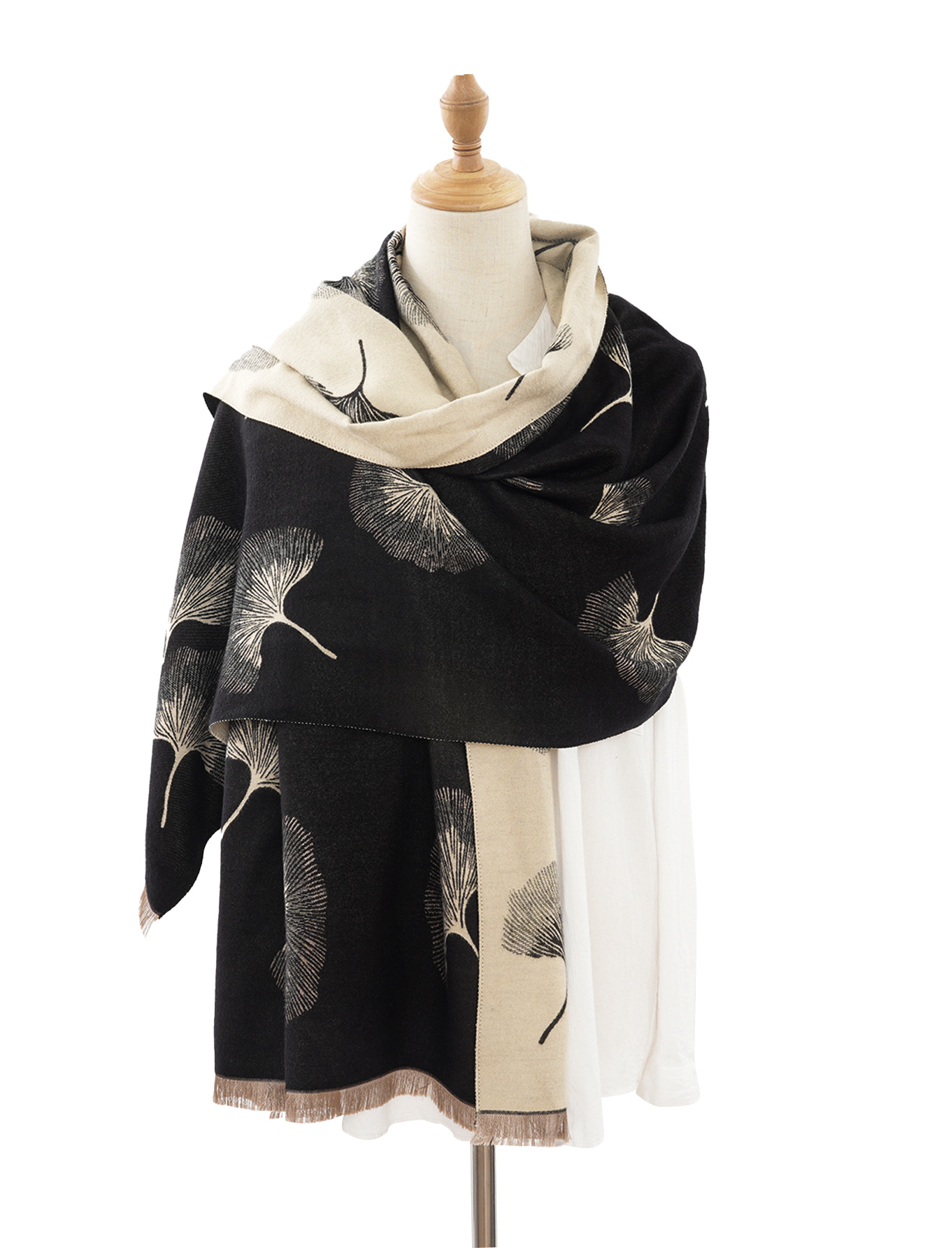 2023年秋冬季新款羊绒银杏叶提花大披肩复古加厚加厚短须女士围巾详情8