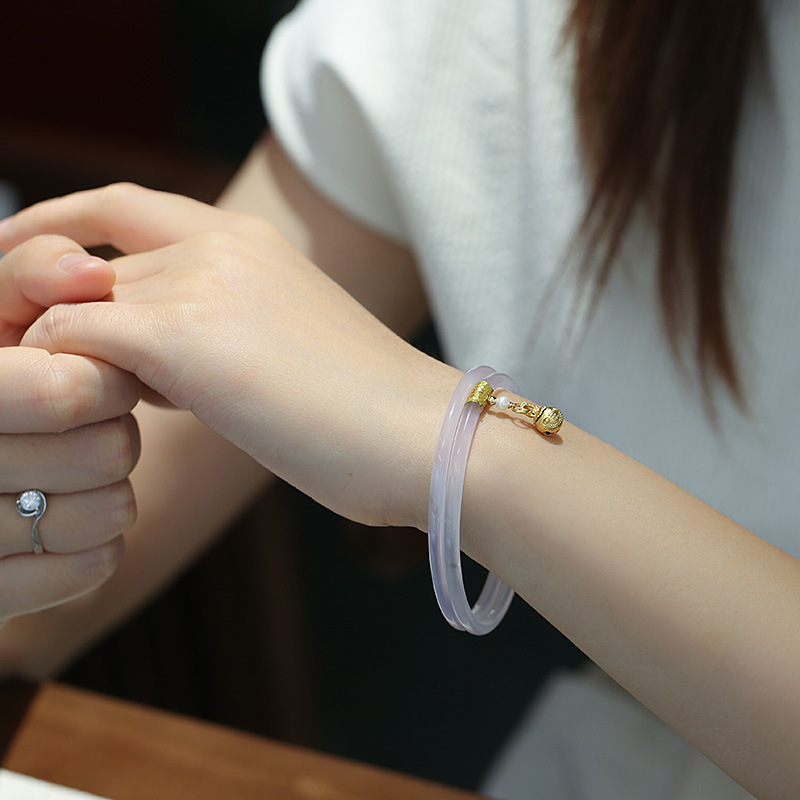 Natural chalcedony jingle bracelet, simple and elegant beauty bracelet for young girls, gold-swallowing beast pendant, fine bracelet manufacturer wholesale pic 7
