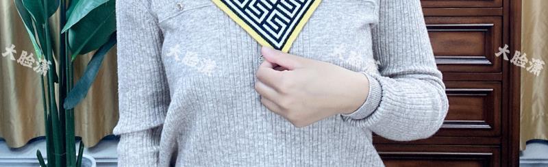2023 New Style of Korean-style versatile cold-proof scarf for women to keep warm and protect the cervical vertebrae in autumn and winter. It is a knitted triangular scarf pic 10