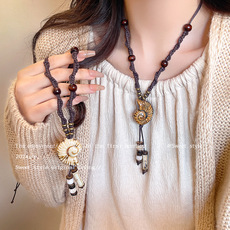 Four-leaf zircon flower titanium steel necklace with a cold and elegant female style, light luxury and niche design, collarbone chain, retro autumn and winter accessory pic 5