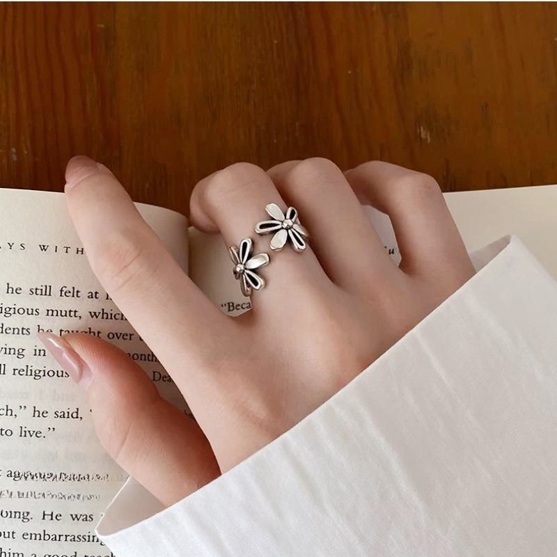 A simple and cold style hollowed-out flower ring for women on Instagram, a unique aged ring with a light luxury and niche design sense, a finger ring pic 8
