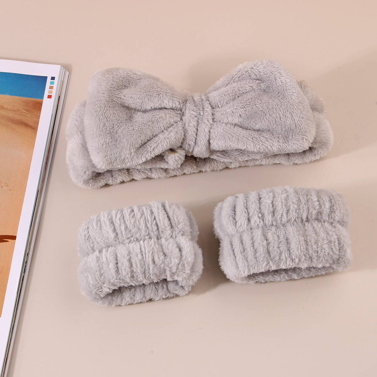 欧美跨境毛绒手腕带洗脸水疗手环Spa护腕吸水吸汗珊瑚绒防水发带详情5