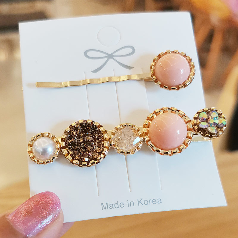 A retro hair clip for a young girl, a one-piece top clip, a simple 2-piece set with water diamonds, side clips, a duckbill clip, a headpiece, and a bangs clip at the back of the head pic 10