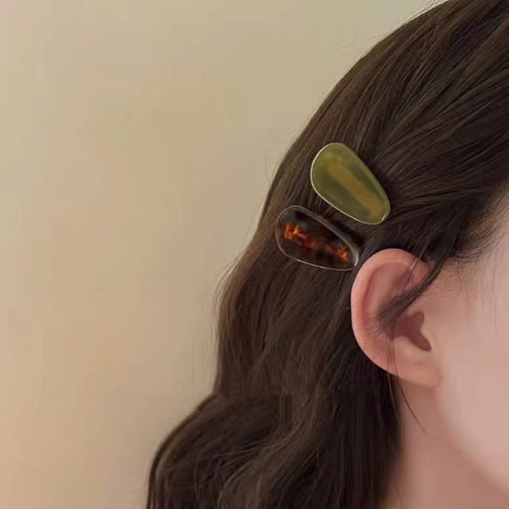 A new Korean style with a unique and stylish side clip, duckbill clip, simple, cute and fashionable bangs clip, hair accessory for women pic 34