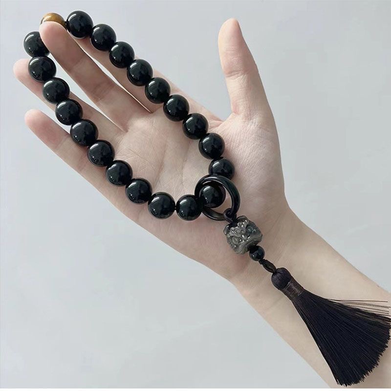 Qingqing Zijin holds a cultural and artistic bracelet that wraps around her fingers in a soft ancient style. This 18-seed prayer bead bracelet is a retro Hanfu accessory pic 34