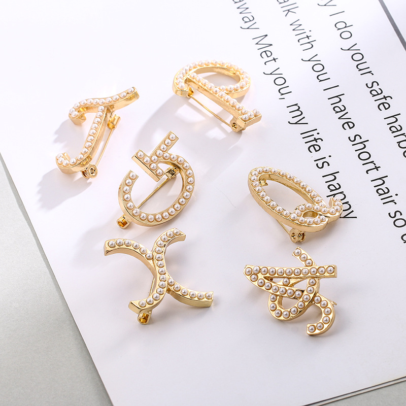 欧美时尚英文字母胸针 珍珠别针胸花服饰配件饰品徽章现货批发详情8