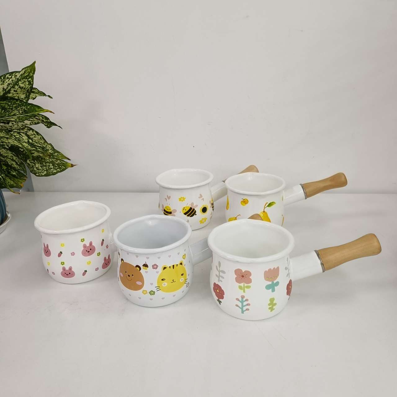 Thickened enamel milk cup, cute INS style, fresh and adorable. Enamel single-handle milk pot, wooden handle, Japanese and Korean enamel kitchenware batch pic 2