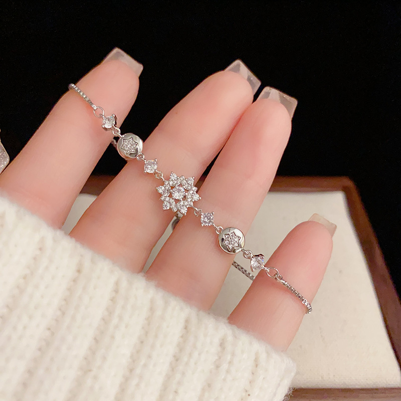 The silver series summer new exquisite and versatile zircon bracelet with a fresh and elegant style is a unique, light luxury and high-end jewelry accessory pic 9