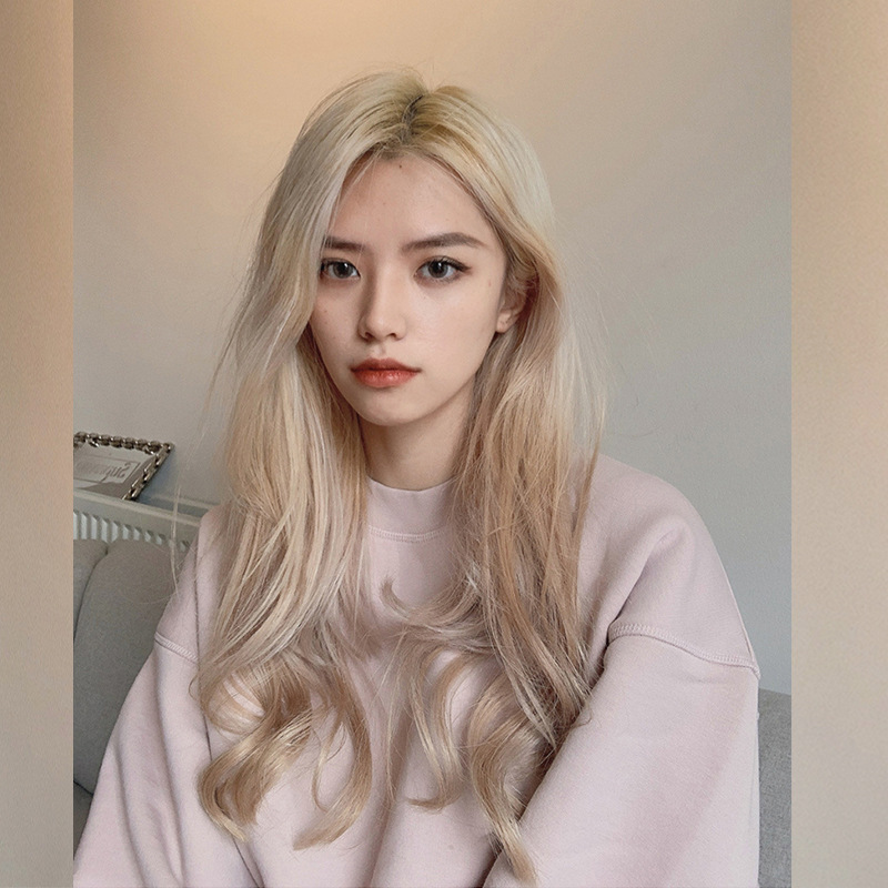 A full-length, fluffy and elegant wig for a blonde woman with middle-parted long curly hair in European and American fashion is available for wholesale pic 6