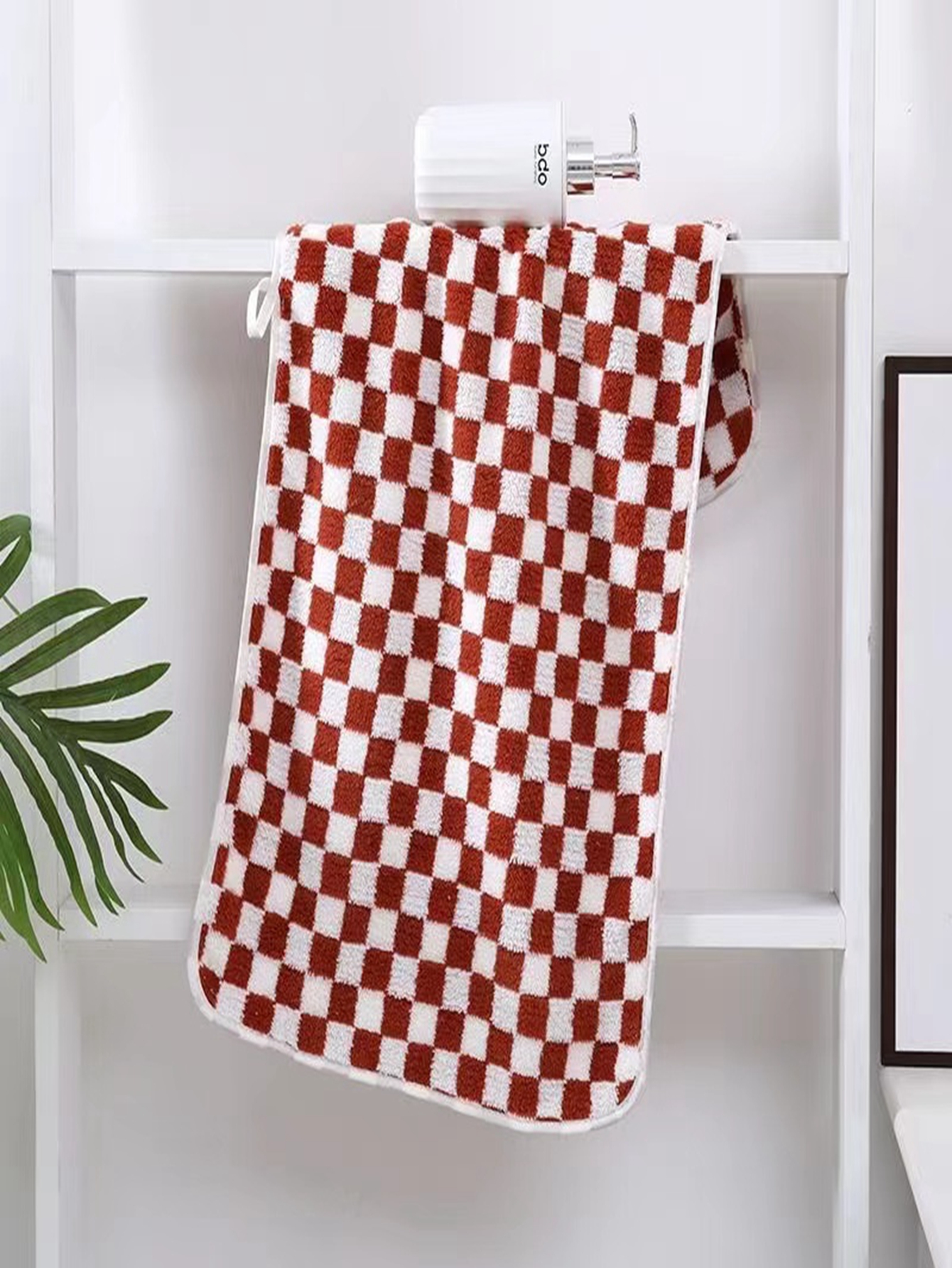 The Xiqiu checkered coral Fleece towel is a super soft and absorbent towel that has become a hit online pic 14