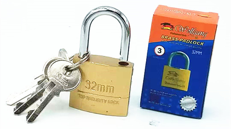 Factory direct sales of 32mm imitation copper padlocks with three keys, student locks, and hanging door locks. Wholesale two-yuan store supply pic 2